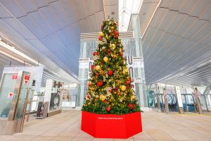 View larger photo: The Christmas tree at Tokyo Haneda Airport adds a touch of splendor to the holiday season, captivating visitors.