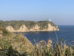 View larger photo: 八幡岬公園より勝浦灯台を眺める　/　View of Katsuura Lighthouse from Yahatamisaki Park