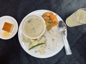 Lunch provided in WordCamp Manila 2023. It has rice, chicken, soup and salad.