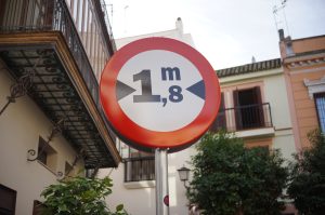 Narrow street traffic sign