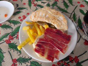 Chicken sandwich with Iberian ham, tomato and pepper. In Spanish: Serranito de pollo.