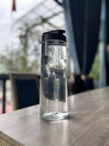 桌子上有一杯透明的水！
