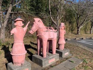 千葉県芝山町　芝山はにわ道の馬子、馬、武人の埴輪　/　Haniwa terra-cotta tomb figurines of a packhorse driver, horse, and warrior from Shibayama Haniwa Road, Shibayama Town, Chiba Prefecture, Japan