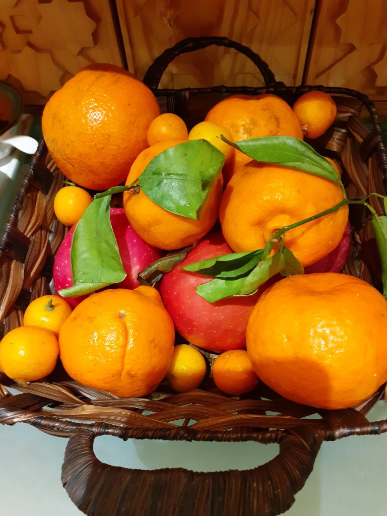 The fresh oranges, apples