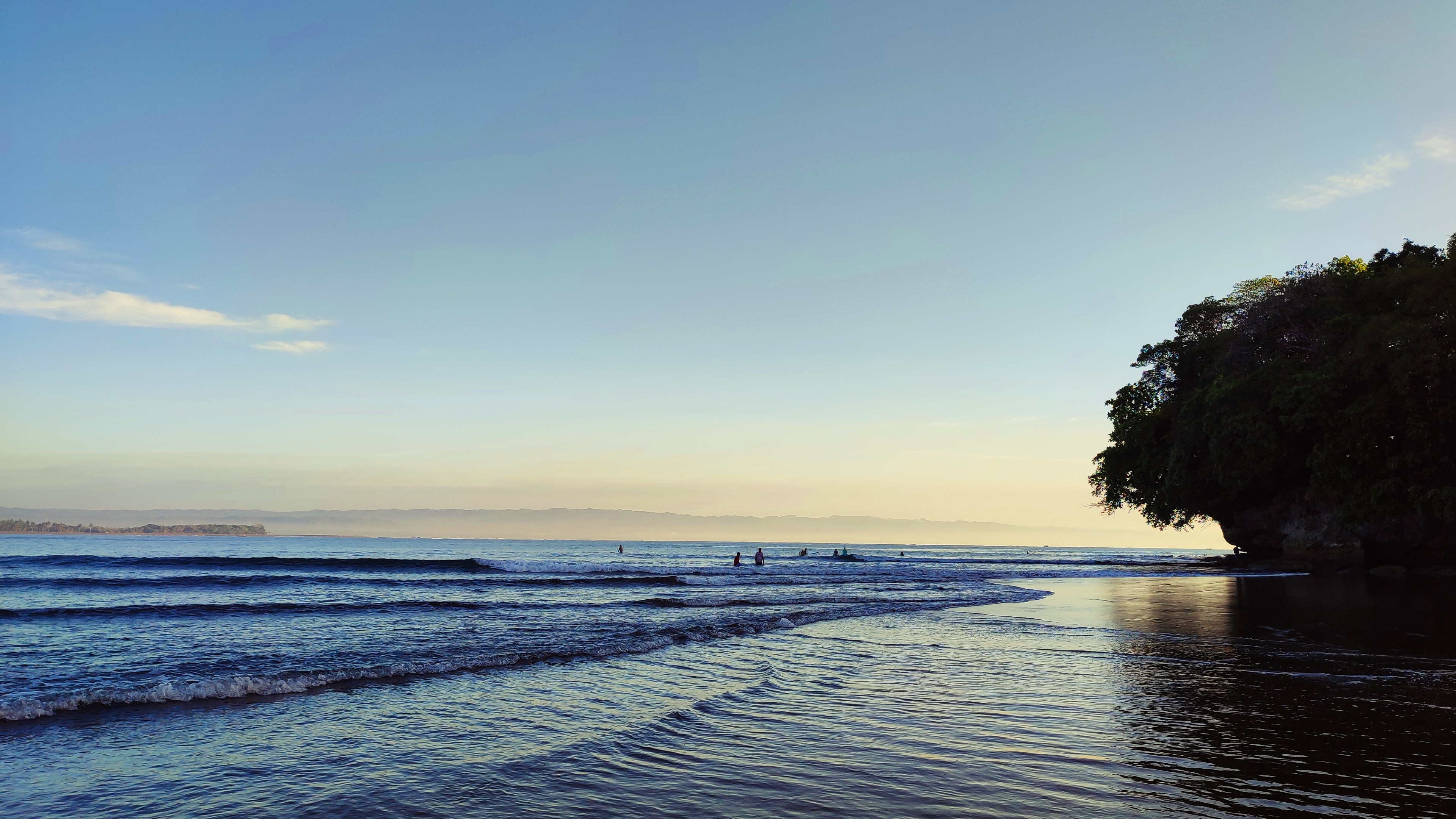 Batukaras Beach, the waves are taking over the beach.