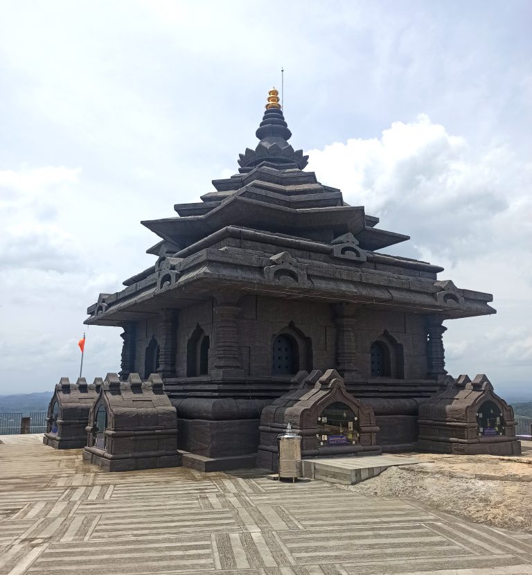 Jatayu Sreerama temple is located near the Jatayu sculpture in Jatayu Earth’s Center.