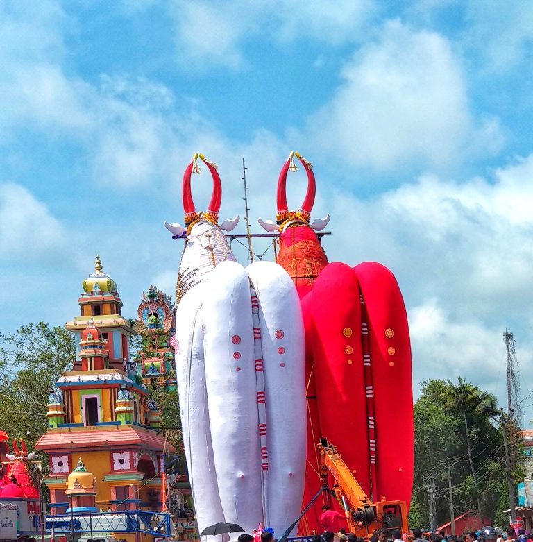 Kalakettu – It is in association with the 28th Onam day that ‘Kalavela’ or ‘Kalakettu’ is celebrated in the Oachira Parabrahma Temple.