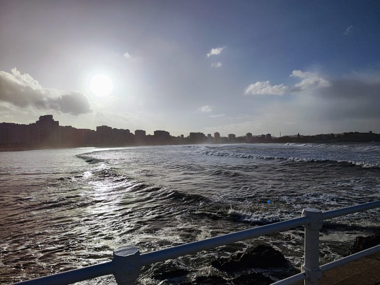 Atardecer en Gijón frente al mar (Asturias, Spain)