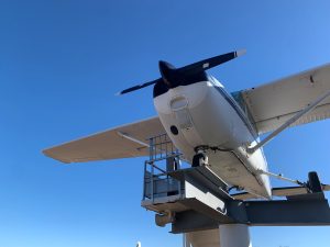 千葉県成田市　航空科学博物館の屋外展示機　セスナ　/　Outdoor display aircraft Cessna at the Museum of Aviation Science, Narita, Chiba, Japan. Sits on a metal platform.