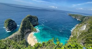 巴厘岛努沙佩尼达的科林金海滩：令人叹为观止的海岸悬崖，碧绿的海水，印尼岛上的热带天堂。