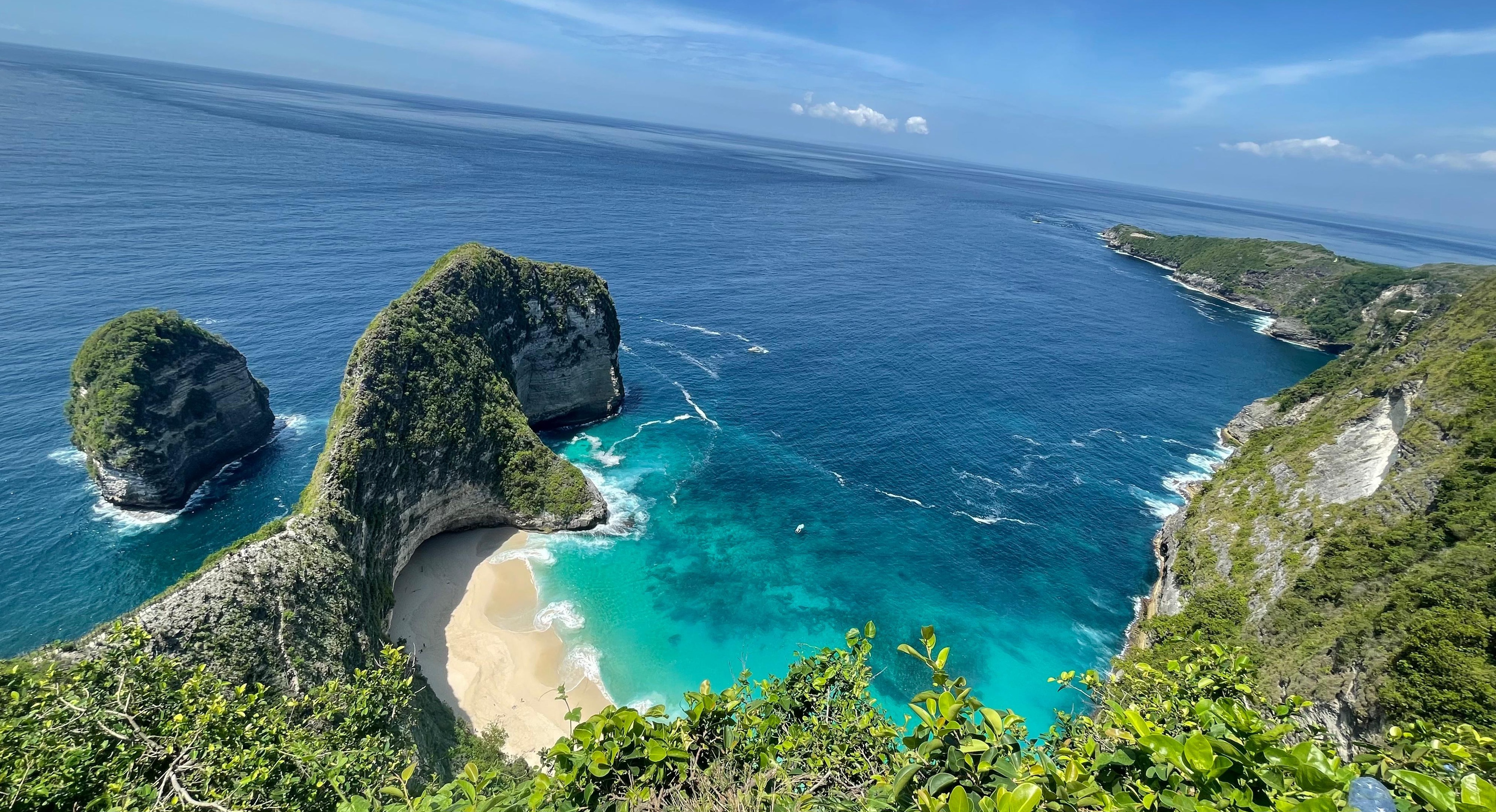 Kelingking Beach, Nusa Penida, Bali: Breathtaking coastal cliffs, turquoise waters, tropical paradise on Indonesian island.