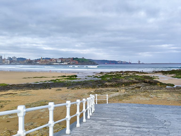 San Lorenzo’s beach “el tostaderu” (Gijón, Asturias, Spain)