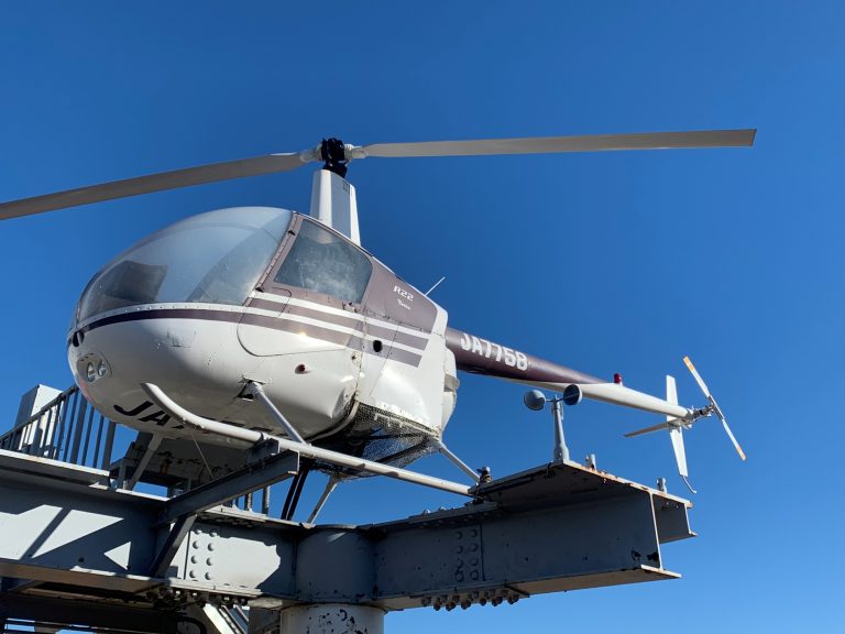 千葉県成田市　航空博物館　屋外展示してるヘリコプター　/　Helicopter on display outdoors at the Aviation Museum, Narita City, Chiba Prefecture.