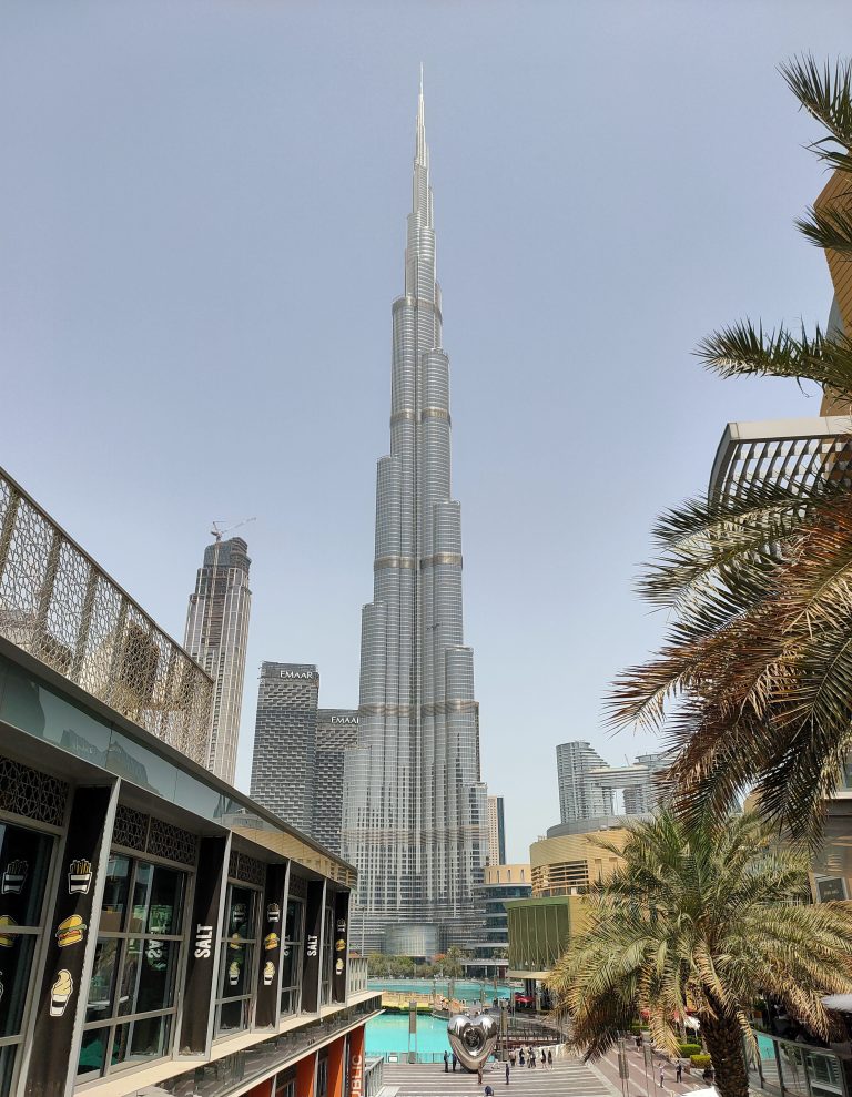 Touching the Sky: A stunning snapshot of the world’s tallest building, the iconic Burj Khalifa in Dubai, reaching unprecedented heights against the city’s skyline.