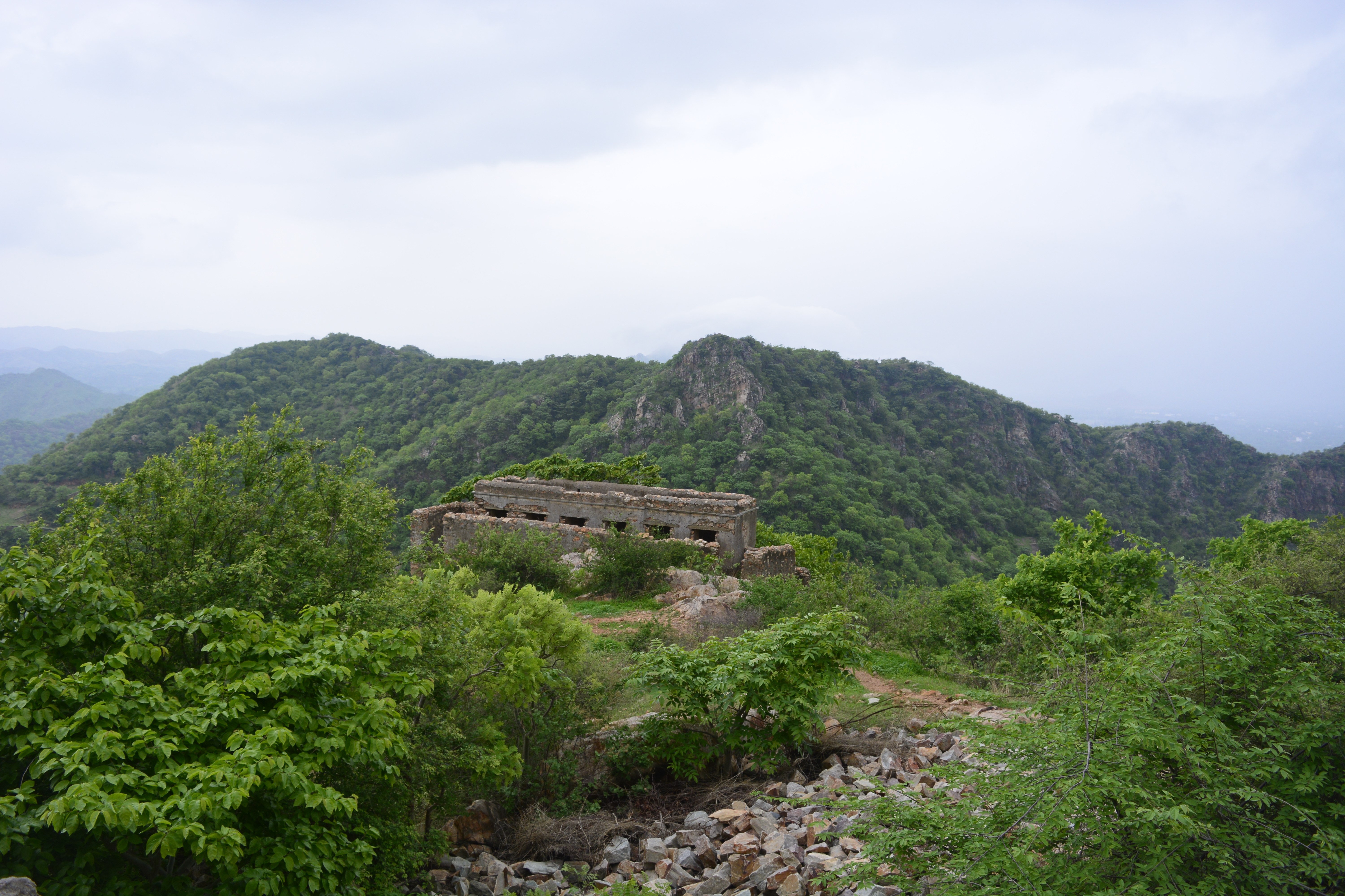 Mountains and an abandoned building near the Monsoon Palace (Sajjangarh) in Udaipur. 
#mountains #landscape
