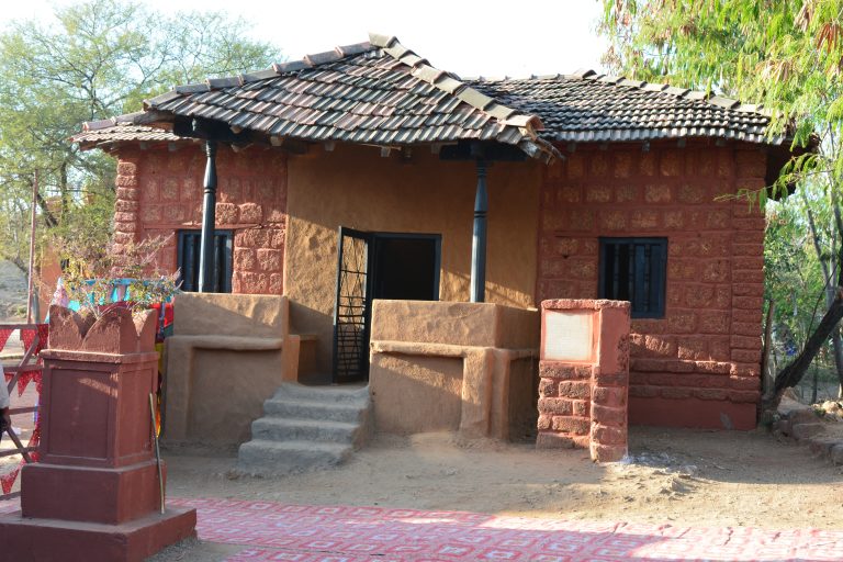 A small traditional house in an Indian village.
#hut #village