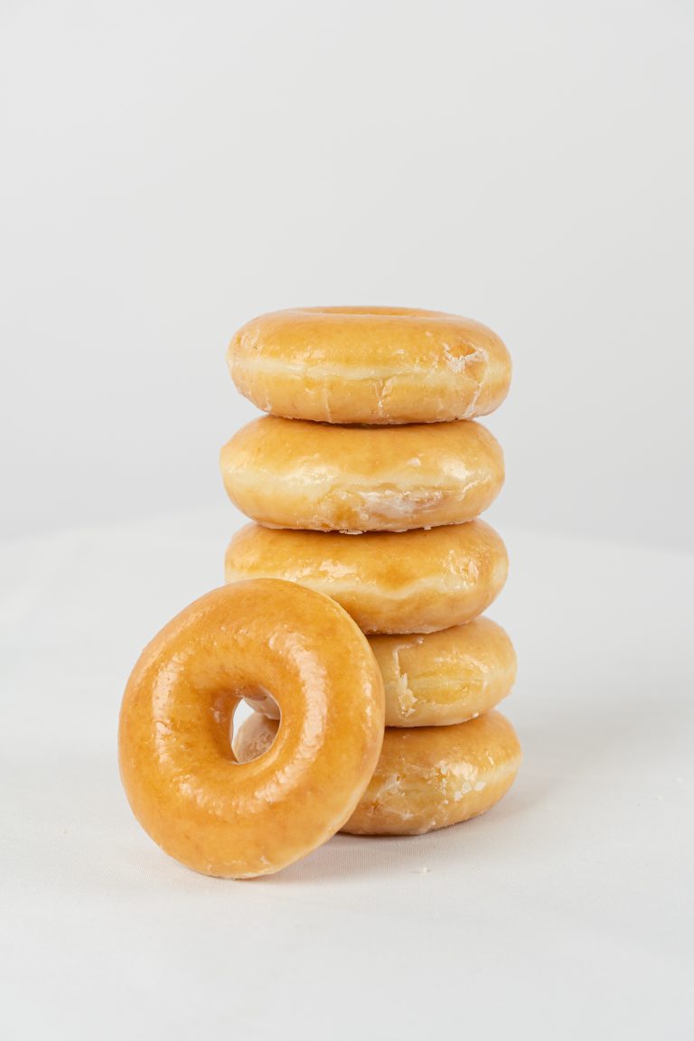 A stack of donas, donuts, comida rápida.