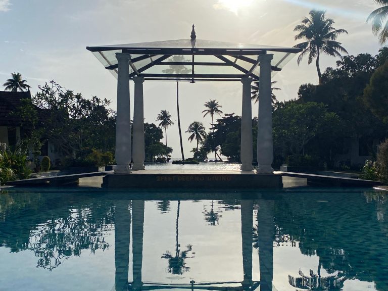 A small building in middle of pool.