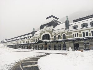 在一个下雪的日子，旧的坎弗兰克国际火车站。
