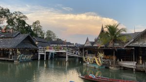 繁华的芭堤雅浮动市场上，传统的泰国船只展现了当地文化。