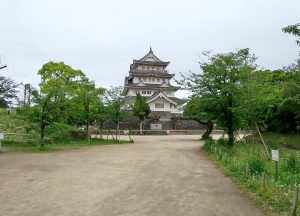 Inohana Castle Ruins. The castle is also known as Chiba Castle. The ruins of the castle, with its earthen mounds, moat cutters, etc., are still in existence and are a cultural asset of the city.
