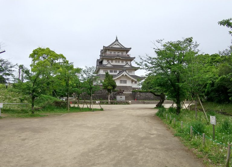 Inohana Castle Ruins. The castle is also known as Chiba Castle. The ruins of the castle, with its earthen mounds, moat cutters, etc., are still in existence and are a cultural asset of the city.