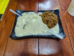 正宗的喀拉拉邦美食：帕尔卡帕和牛肉。椰奶木薯配香料，配以美味的咖喱牛肉。
