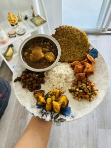 一套尼泊尔卡哈套餐，包括不同种类的尼泊尔食物，如巴拉（bara）、咬过的大米、鸡肉巧克力（choila）、玉米饼（aalu tama）、豆类等。