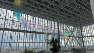 悬挂的玻璃板在现代建筑中创造出彩虹般的色彩