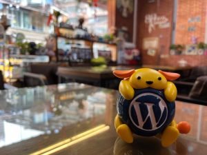 Wapuu on a table in a coffee shop