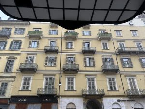 意大利都灵的公寓窗户。