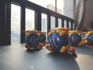 Wapuu Wallpaper Collection: Wapuu toys on the desktop