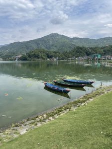 尼泊尔博卡拉费瓦湖上的三艘小船。费瓦湖因划船和钓鱼而受欢迎。 
