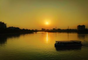 太阳落在湖面和城市后面