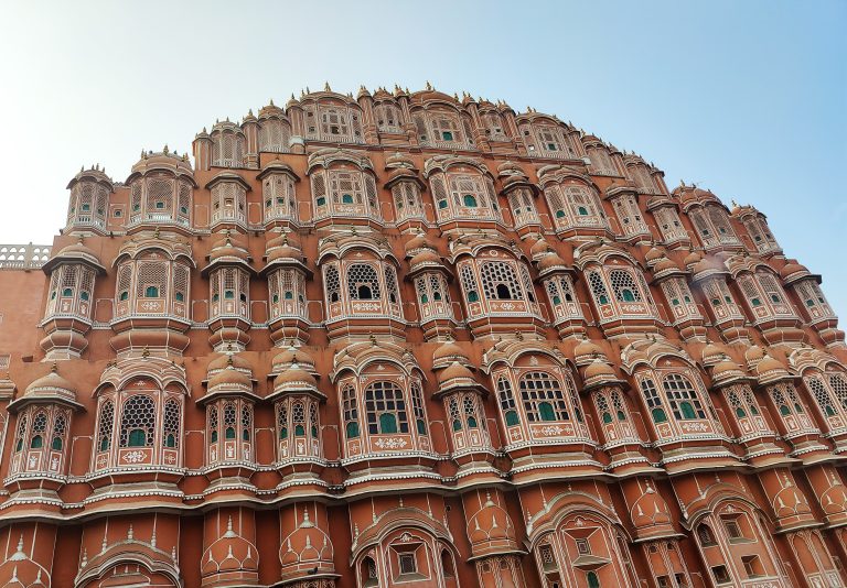 Hawa Mahal, Jaipur: The iconic ‘Palace of Winds’ with its stunning pink sandstone facade in Rajasthan.