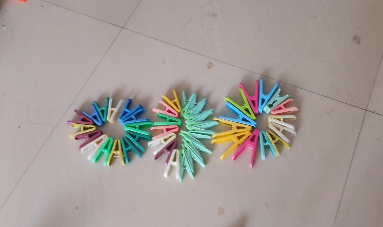 Colourful cloth hanging clips arranged in a circle