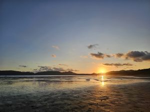 View larger photo: Sunset on the beach, dim light, very calm
Atardecer en la playa, luz tenue, con mucha calma