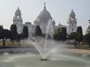 Victoria Memorial, Kolkata with a water fountain in the foreground. 