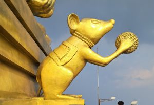 

A shiny golden mouse statue with a ball, highlighting its artistic design and craftsmanship.