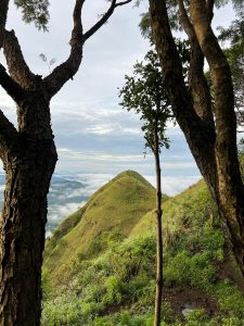 
Scenic view of a green, grassy mountain peak wrapped in clouds — Cerro Eramón, Nombre de Jesús, Chalatenango, El Salvador.