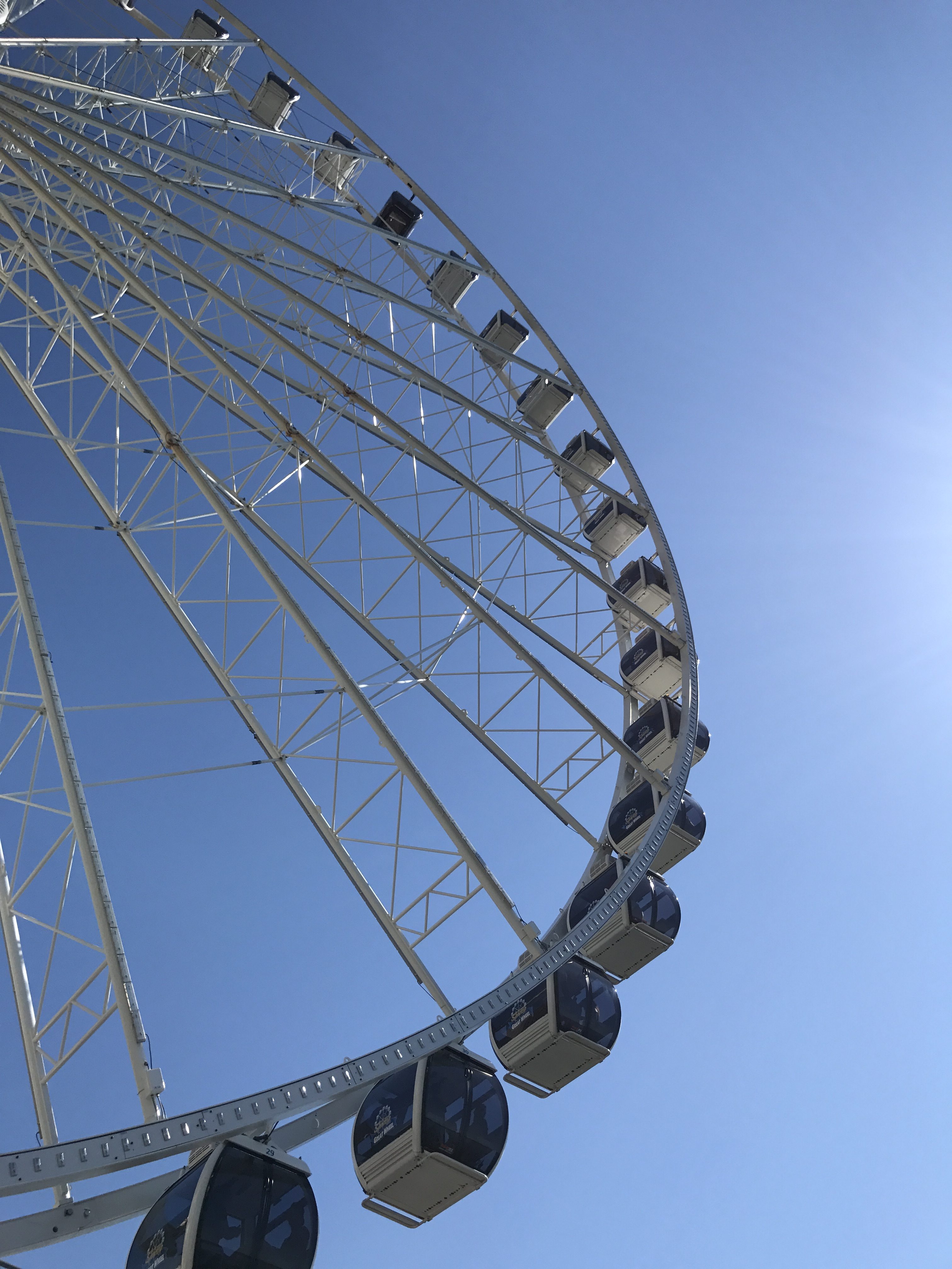 The Seattle Great Wheel against a clear, deep blue sky. 