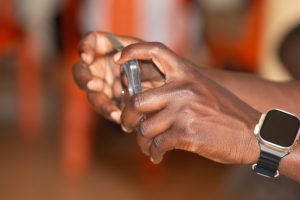 Hand holding a phone in a recording angle

