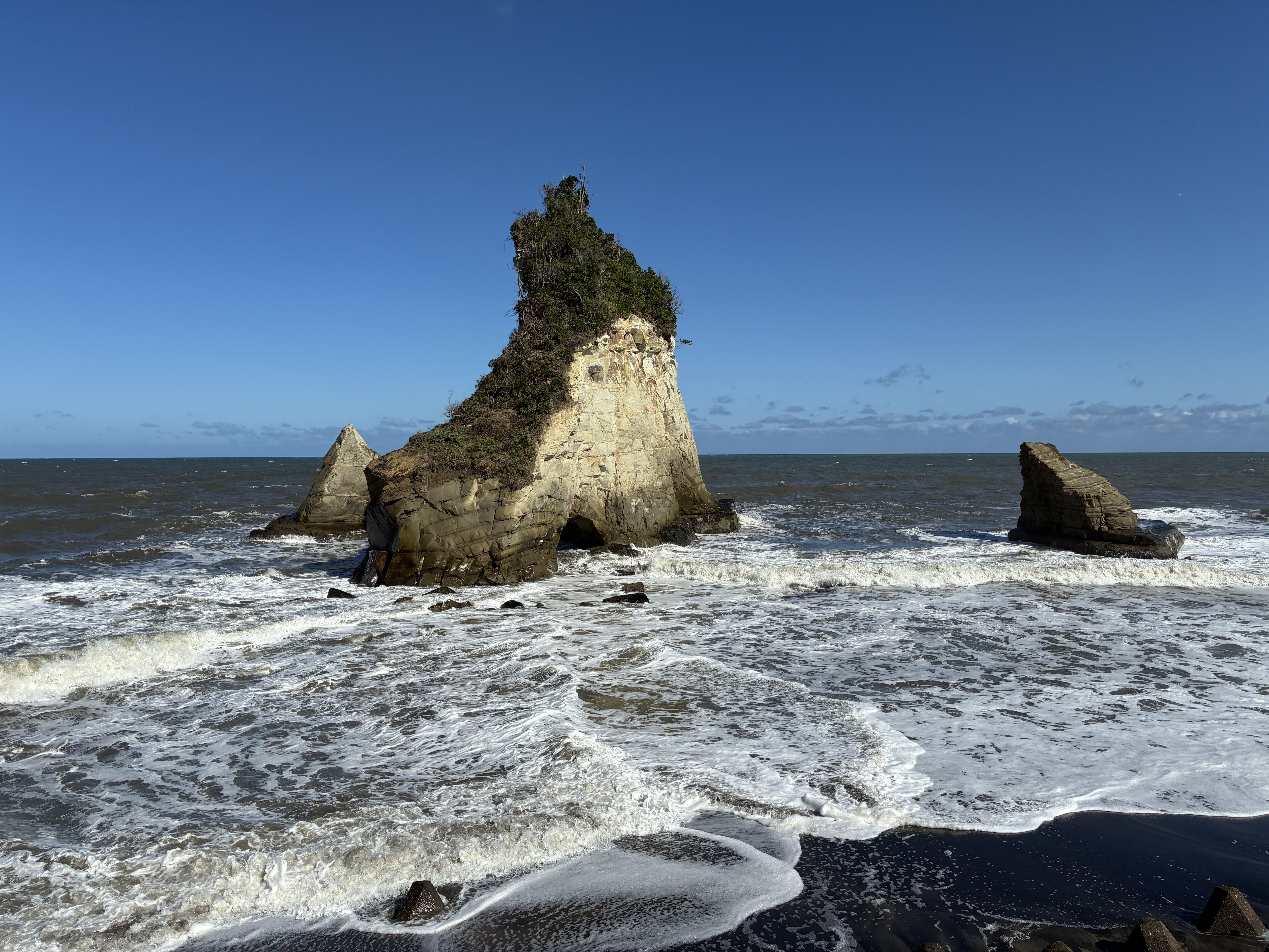千葉県　波打ち際の岩礁　/　Chiba Prefecture: Rocky Shoreline