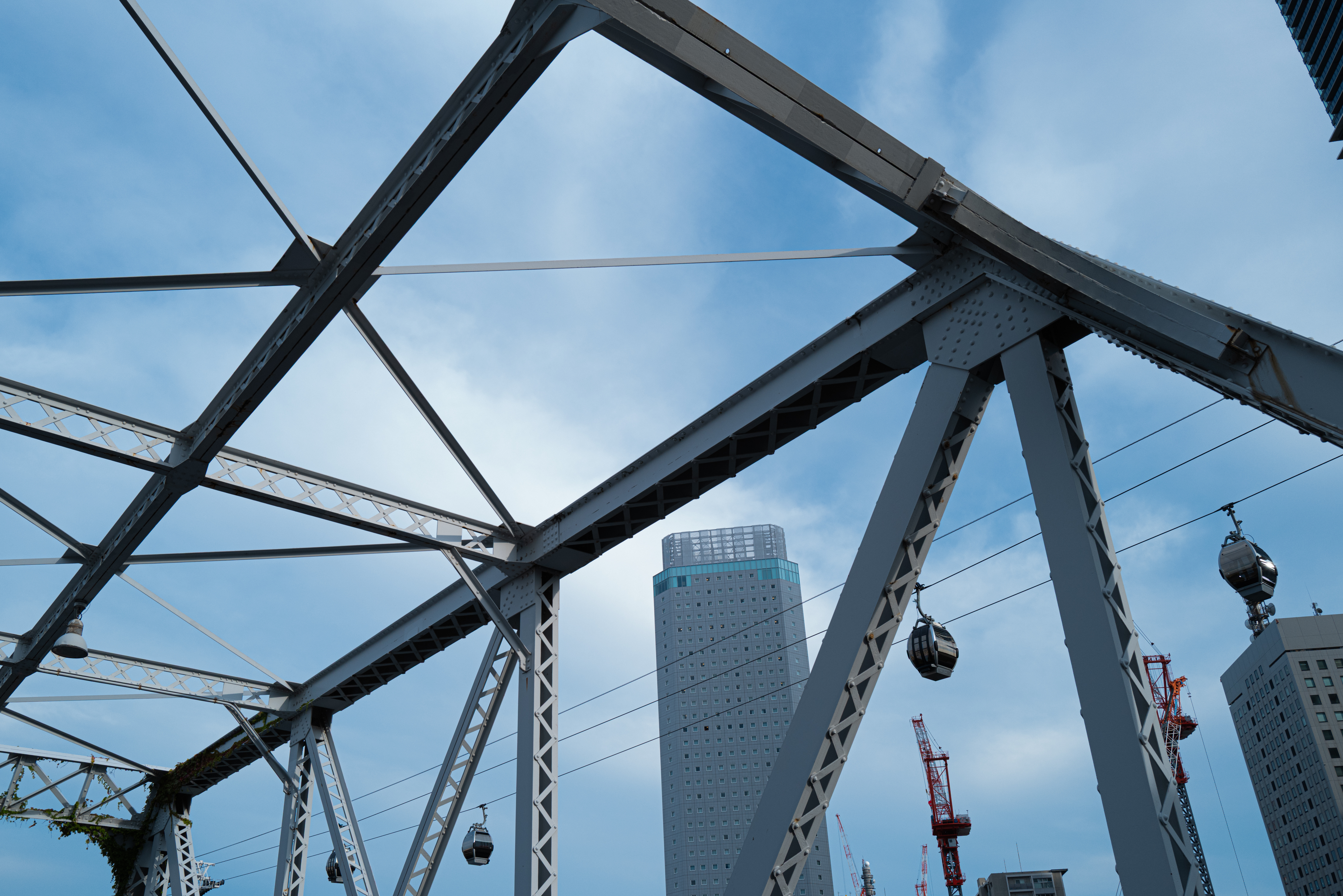 

A 500-meter boardwalk built on a former 1911 Japan National Railways track, featuring three bridges and views of Minatomirai skyscrapers, Air Cabin, and the city cable car.