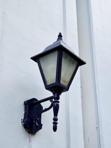 Wall-mounted colonial-style lantern against a whitewashed wall in Fort Kochi, Kochi. A classic detail of Dutch and Portuguese architecture in this heritage town. 