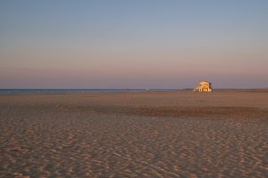 The lifeguard house on Gruissan beach in soft morning light – a lone silhouette, calm and quiet.