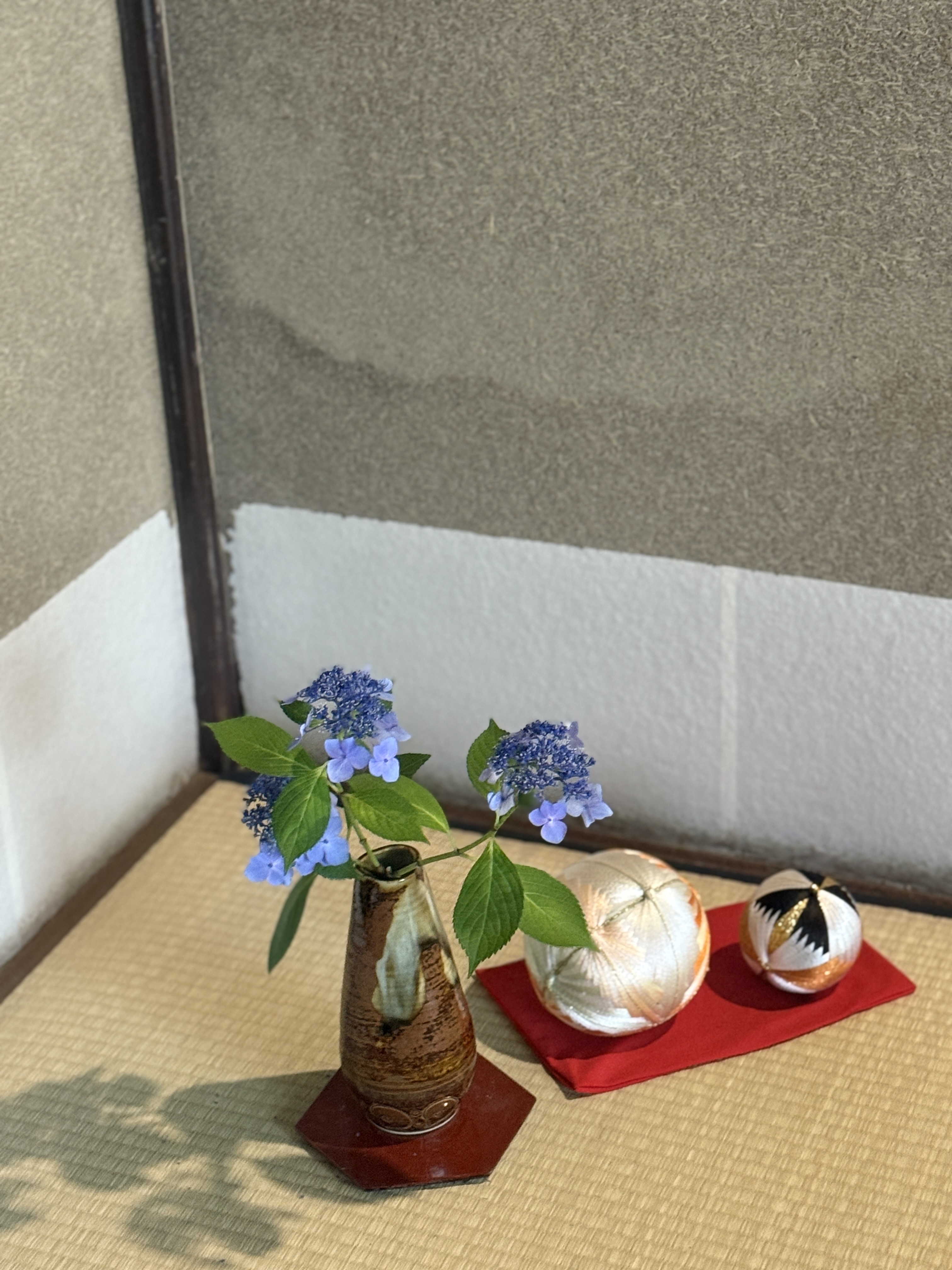 corner of the room with brown coloured small vas with lavender flower, old style Japanese room, hydrangeas