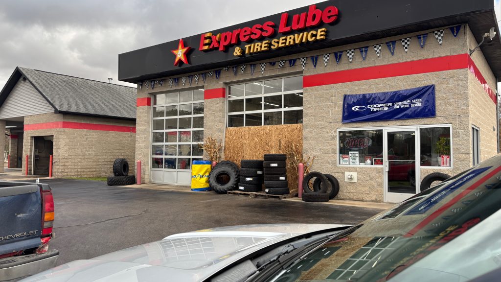 The front of an oil change sto...