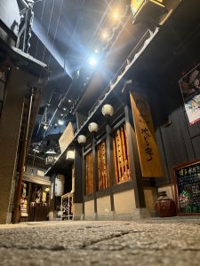 It&#039;s a shopping complex recreating a nostalgic Japanese back alley from the 1970s, complete with old snack bars, izakayas, hand-painted signs, and utility poles with exposed, tangled wires.