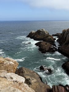 A rugged shoreline with large, weathered rocks jutting into the ocean in Concón.
